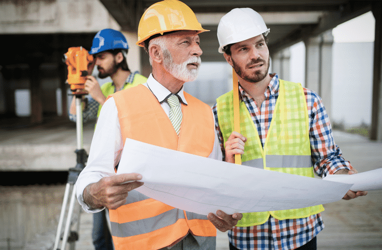 Engenheiros analisando um cronograma de execução de obra