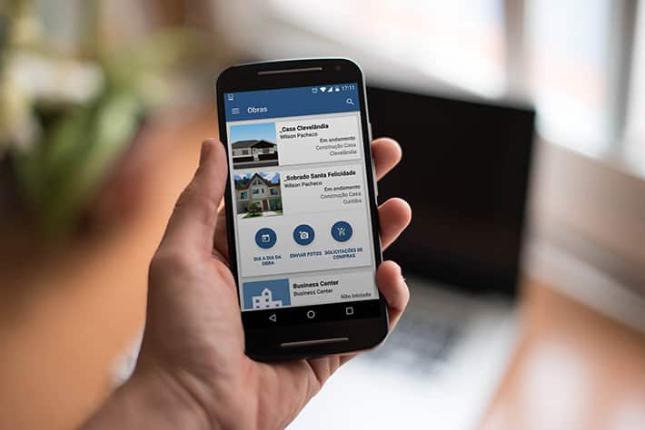 Aplicativo móvel: Diretamente da obra você pode registrar o histórico de evolução e até mesmo realizar solicitações de compras.